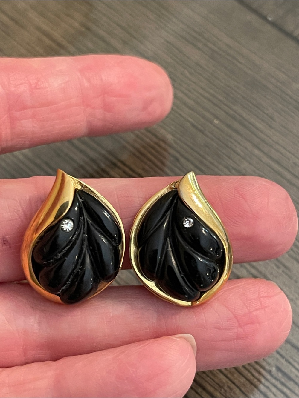 1980’s Givenchy Couture Faux Black Onyx Lucite Gold Plated Leaf Clip Earrings - Picture 11 of 17